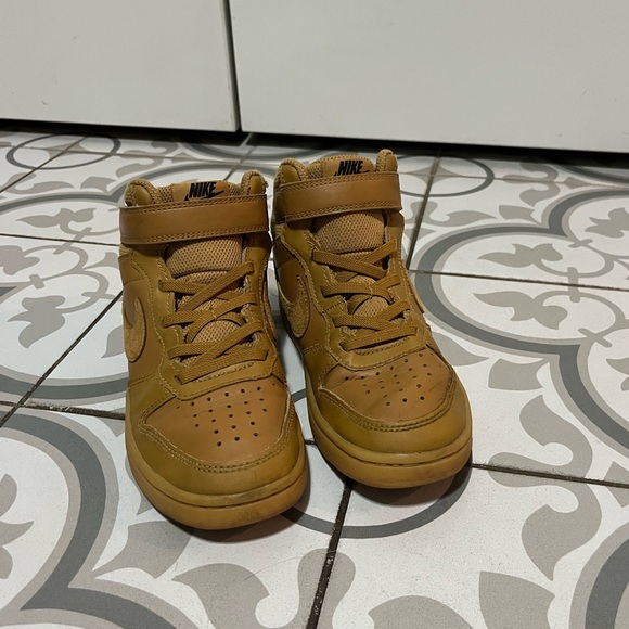 Boys Nike high top shoes - Picture 3 of 8